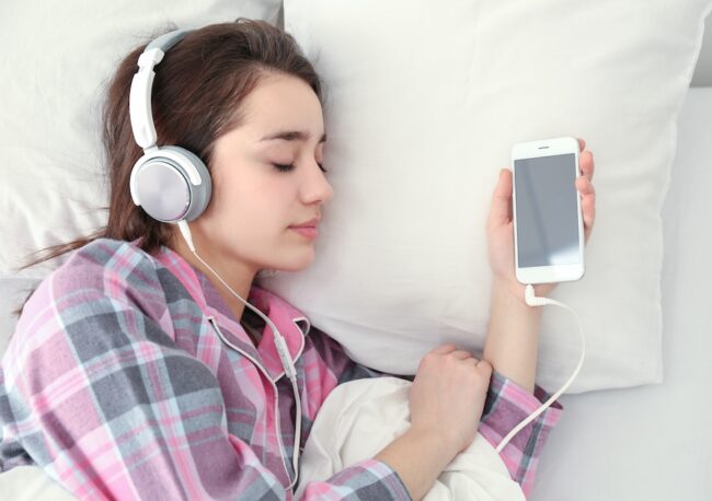 یکی از فواید گوش کردن به موسیقی کمک به بهبود کیفیت خواب است