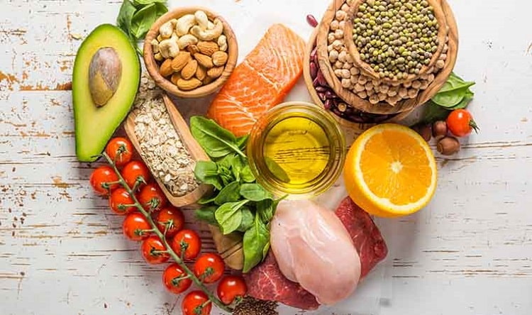 مواد غذایی حاوی اسیدهای چرب ضروری مثل ماهی، حبوبات، مغزها،پروتئین،سبزیجات سبز ومرکبات برای رازهای زیبایی و جوانی موثر هستند