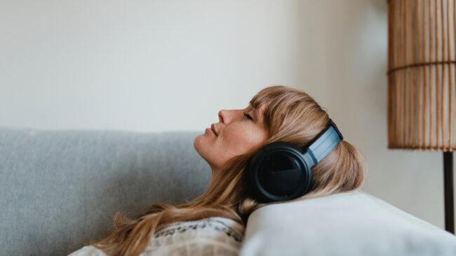 گوش دادن به موسیقی مورد علاقه شما مزایای بیشتری نسبت به آنچه تصور می کنید دارد.