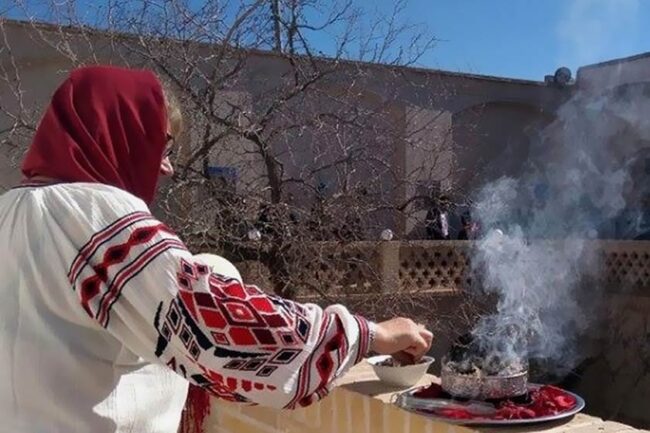 یکی از کهن‌ترین و قابل توجه‌ترین سنت‌های جشن چهارشنبه سوری در ایران، دود کردن اسپند است.