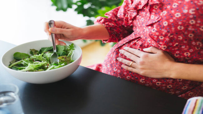 خانم بارداری در حال مصرف سبزیجات